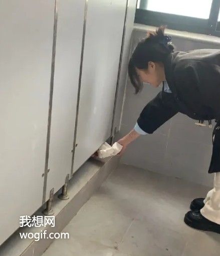 剛上廁所沒紙了，看到這段話：不擦了，自信的走了出去...
