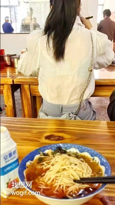 面館吃飯，小姐姐內(nèi)衣扣子開(kāi)了，怎么跟她說(shuō)？