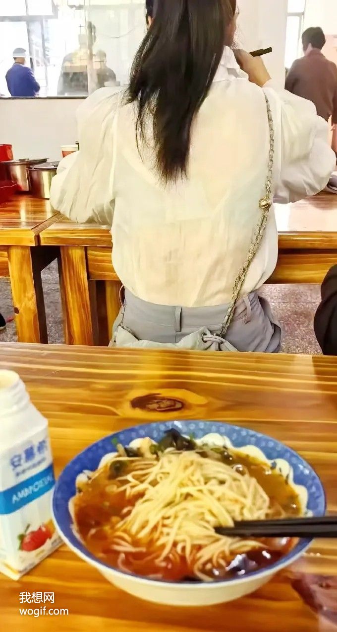 女生扣子開了,怎么提醒她呢,順便加個微信?